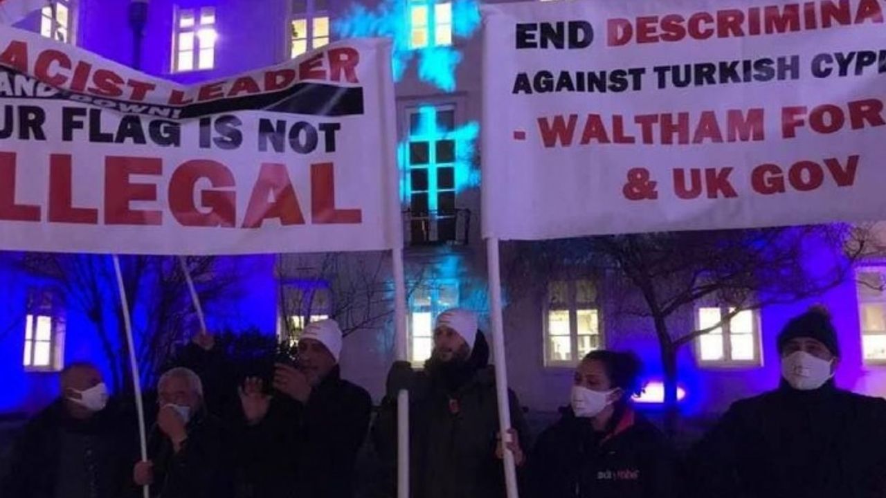 İngiltere'de KKTC bayrağının indirilmesi protesto edildi