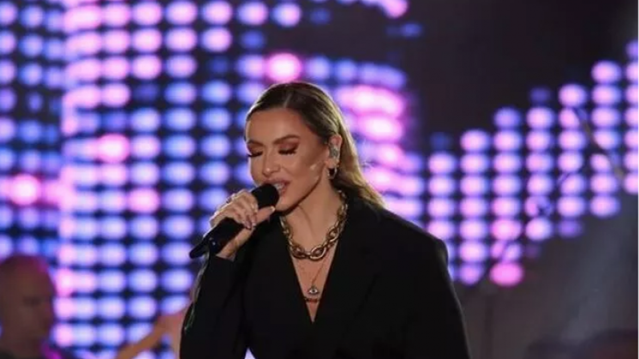 Kocası 3 milyonluk yüzüğü istiyordu...Konserde yüzüğü fırlattı attı