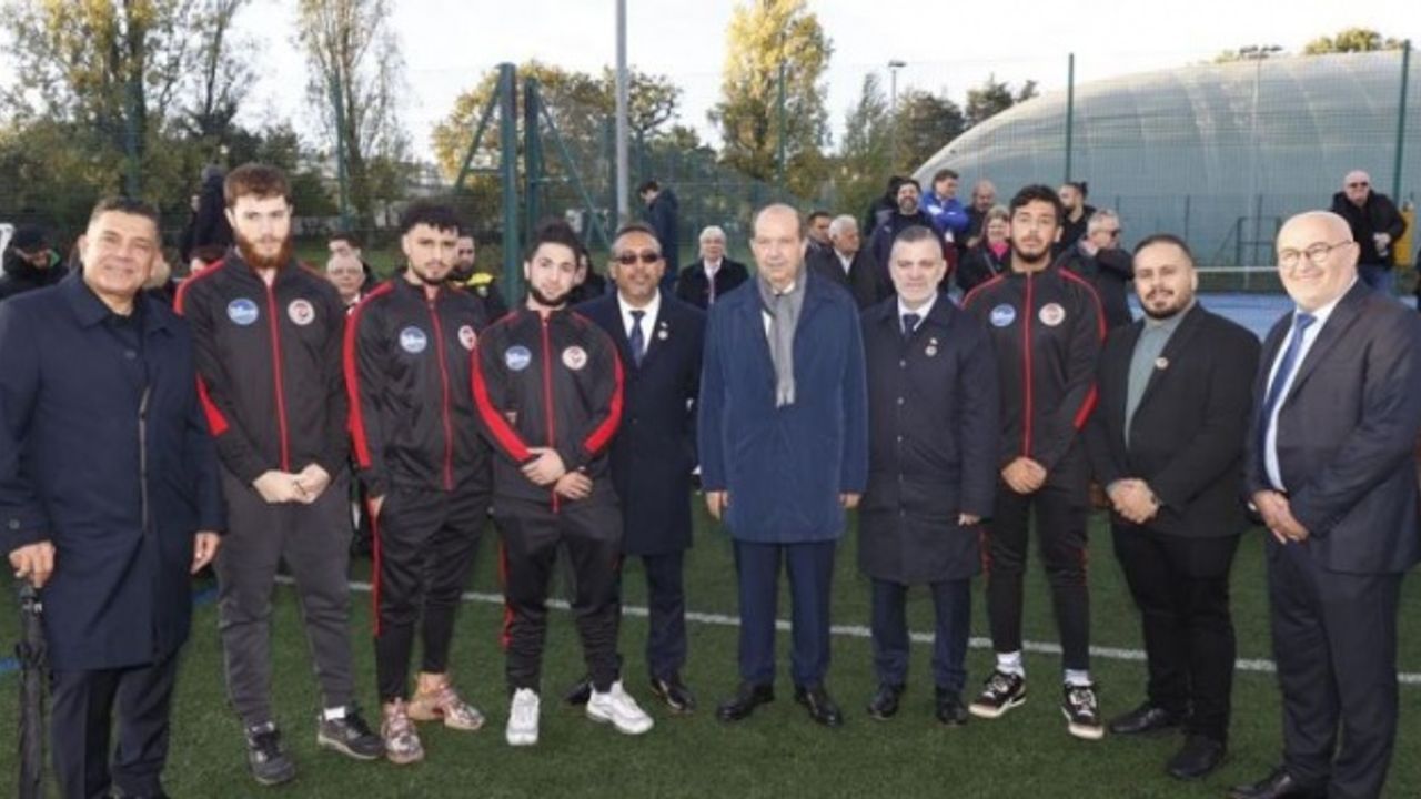 Cumhurbaşkanı Ersin Tatar, İngiltere Türk Toplumu Futbol Federasyonu ligi futbolcularıyla buluştu