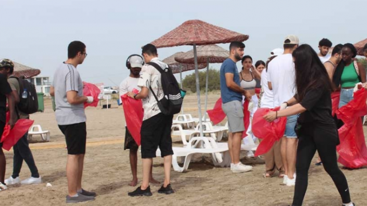 DAÜ Mimarlık Fakültesi öğrencileri, Glapsides Sahili’ni temizledi