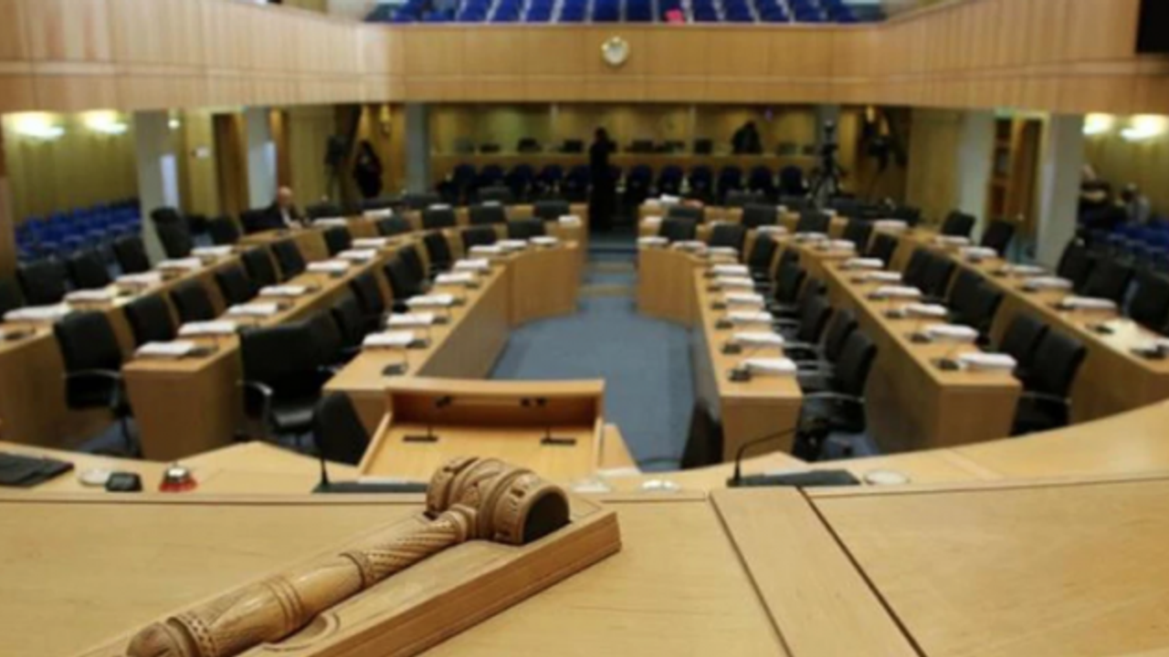 ELAM milletvekilleri saygı duruşuna katılmayarak Rum Meclisi’ni terk etti