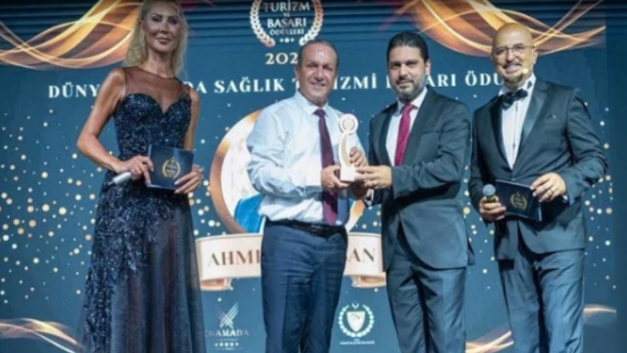 Ahmet Savaşan’a “Dünya Çapında Sağlık Turizmi Başarı Ödülü” verildi