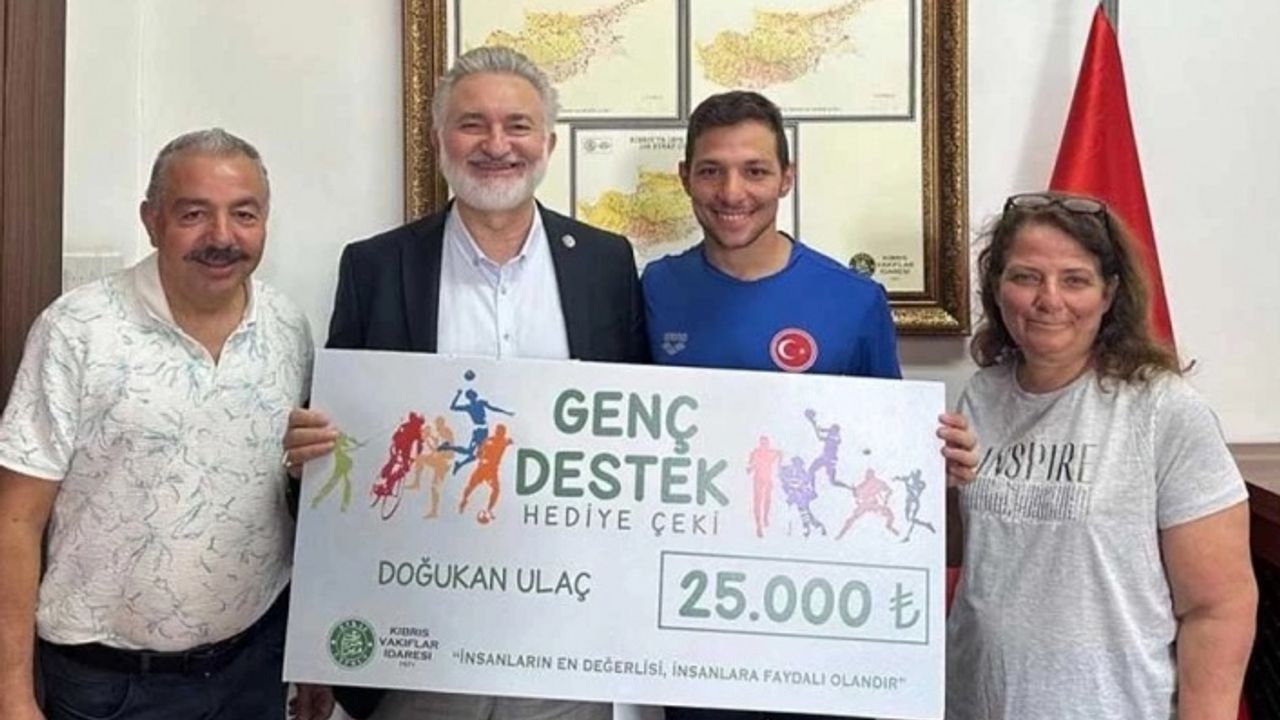 Başarılı sporcu Doğukan Ulaç’a 'Evkaf Genç Destek Hediye Çeki' verildi