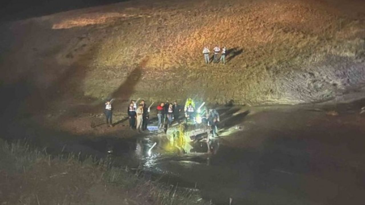 Sel sularına kapılan araçtaki çiftin cansız bedenleri çıkarıldı