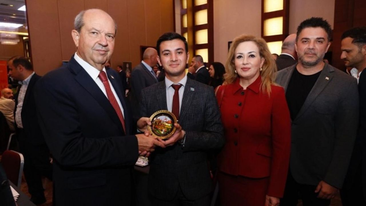 Cumhurbaşkan'ı Tatar'a "Karabağ Azerbaycan'dır" hatırası