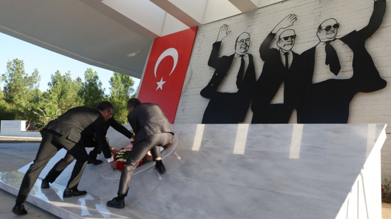 CHP Genel Başkanı Özel, Denktaş ile Küçük'ün kabirlerini ziyaret etti