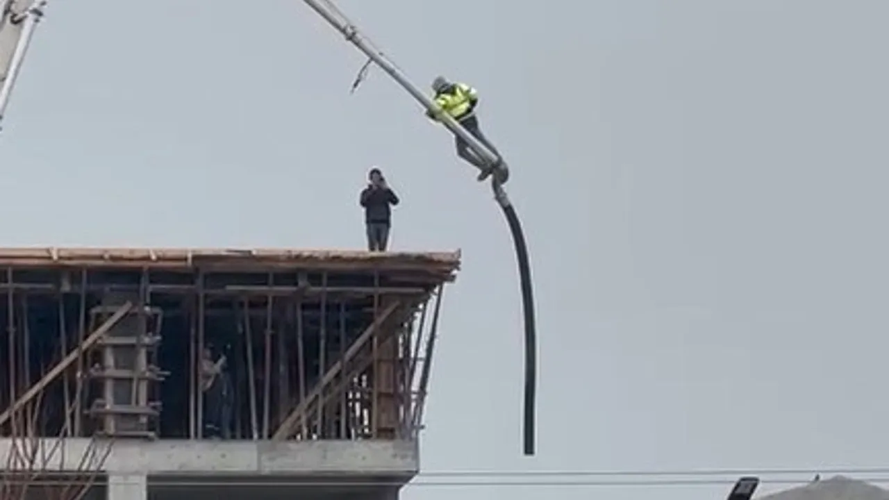 Beton pompasının üstüne uzanıp adeta ölüme meydan okudu (Video Haber Tıkla İzle)