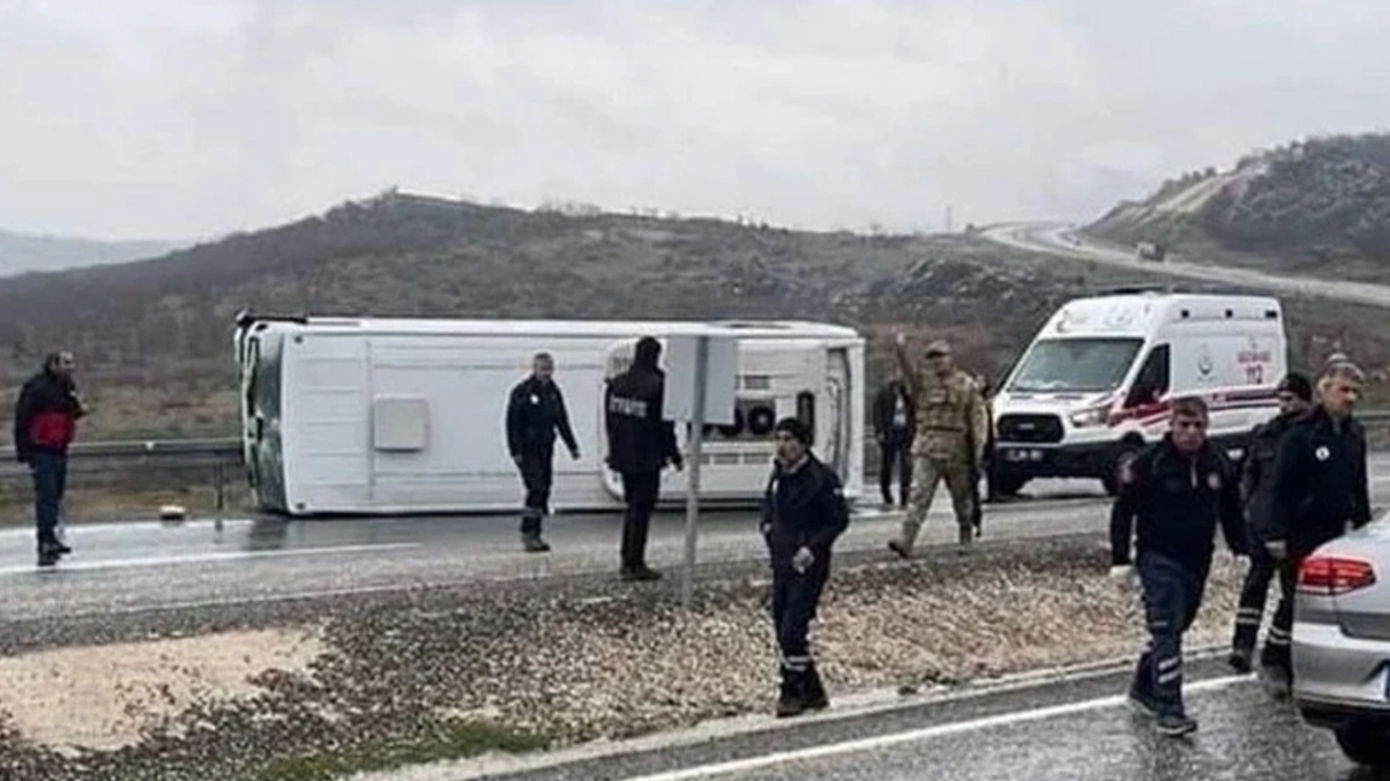 Türkiye'de futbolcuları taşıyan araç devrildi: Yaralılar var