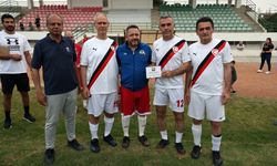 Meclis Futbol Takımı ile Mağusa Masterleri Çetin Şah için oynadı
