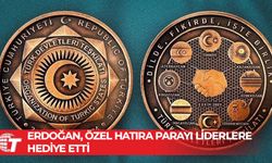 Erdoğan, TDT Zirvesi'nde KKTC bayrağının da bulunduğu özel hatıra parayı liderlere hediye etti