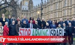 İngiliz milletvekilleri parlamento önünde "İsrail'i silahlandırmayı bırakın" yazılı pankart açtı