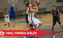 Yağmur yağdı salon akıtınca maç yarıda kaldı