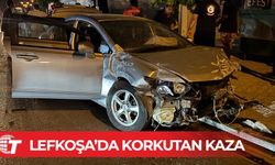 Yoldan çıktı, aydınlatma direğine ve dükkanlara çarptı!