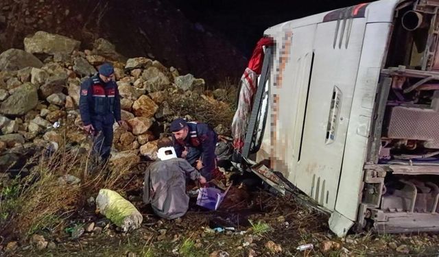 Mersin'de katliam gibi kaza! Yolcu otobüsü devrildi, çok sayıda ölü ve yaralı var...
