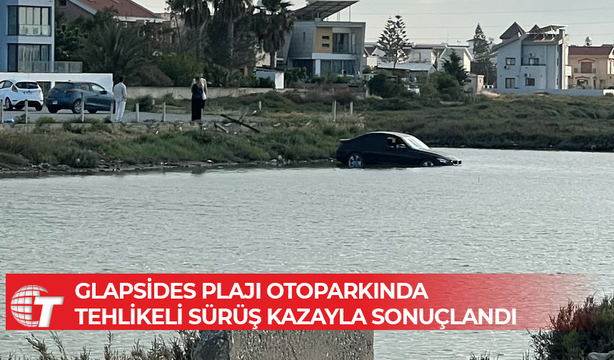 Plaj otoparkında tehlikeli sürüş, araç dereye düştü